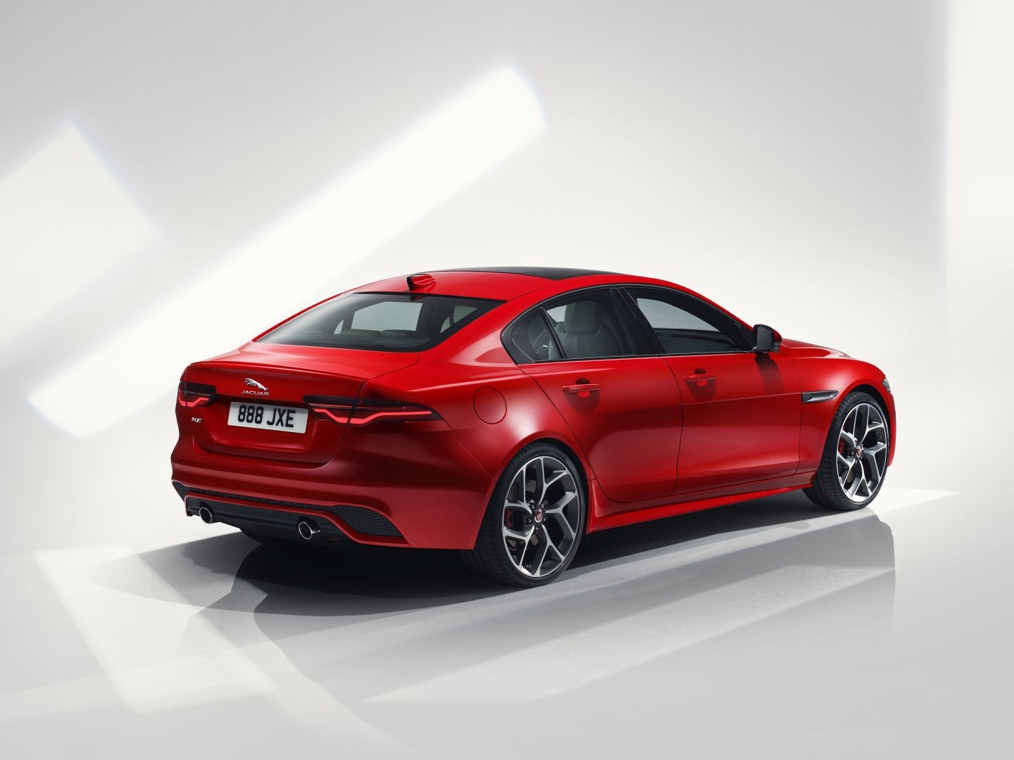 Jaguar Xe photo 9