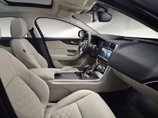 Jaguar Xe photo 33