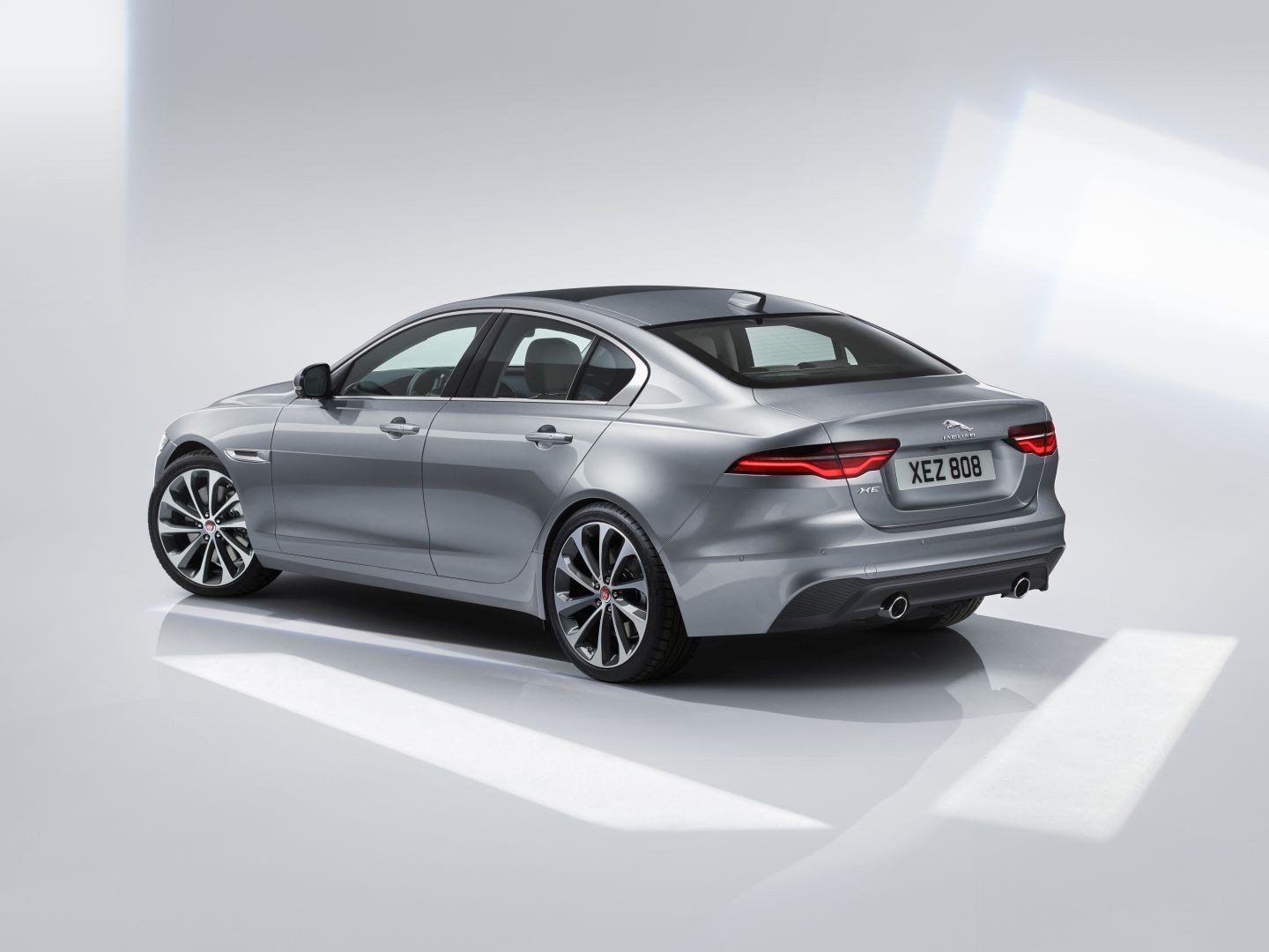 Jaguar Xe photo 12