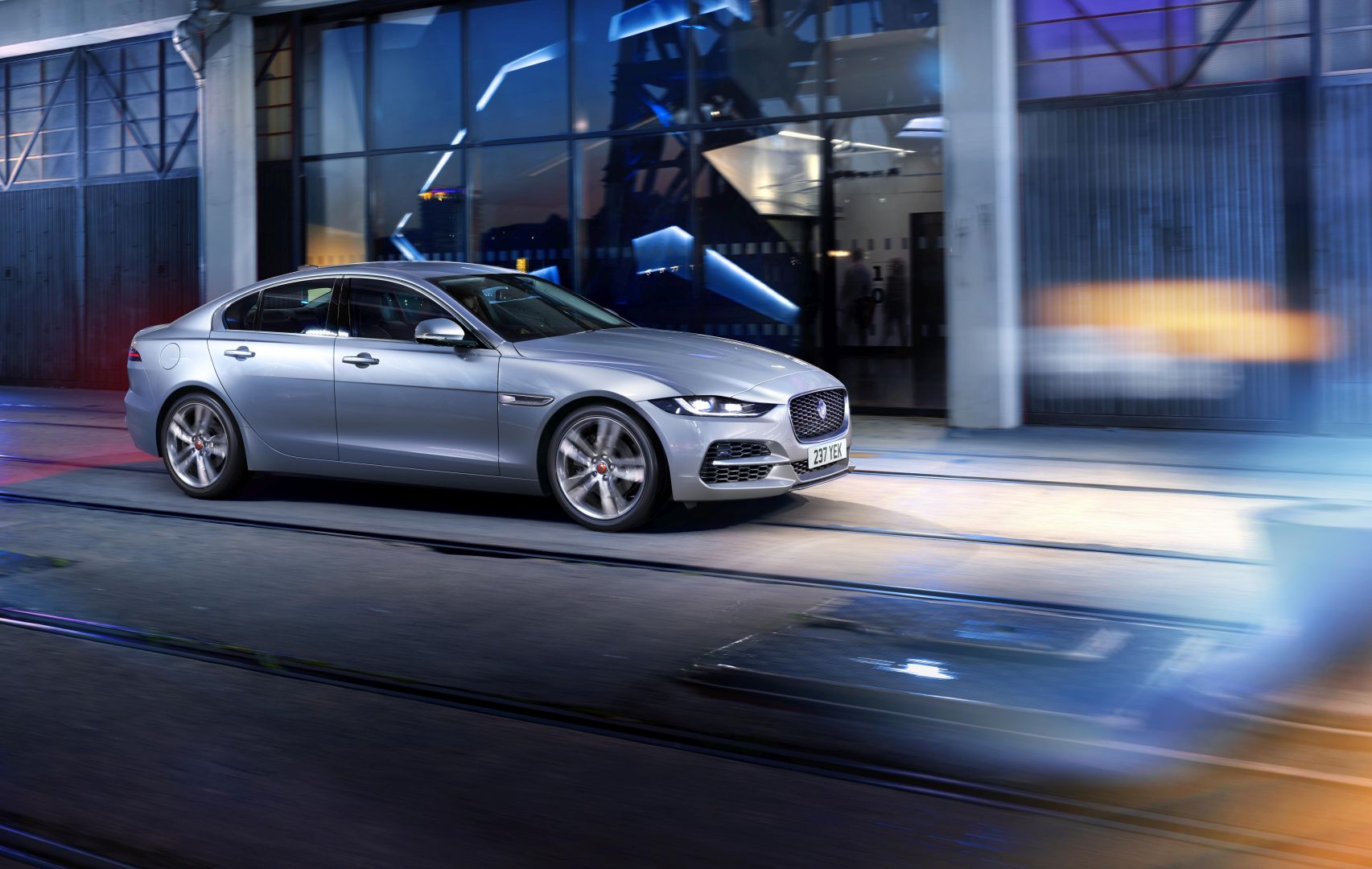 Jaguar Xe photo 18