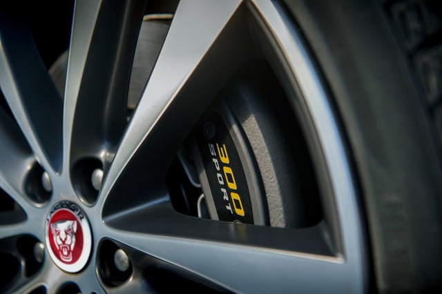 Jaguar Xe photo 9