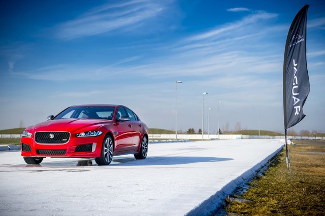 Jaguar Xe photo 12