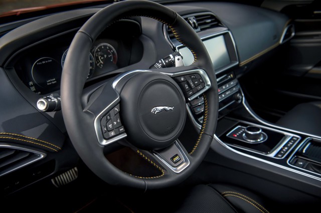 Jaguar Xe photo 20