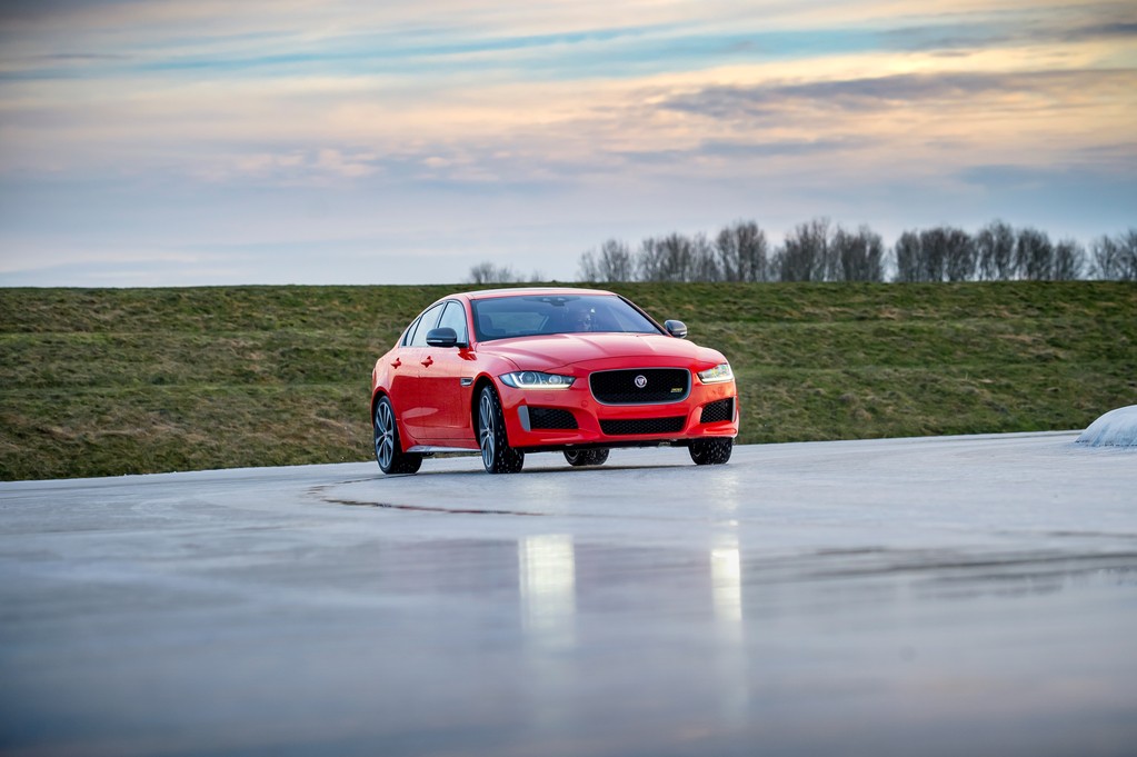 Jaguar Xe photo 16