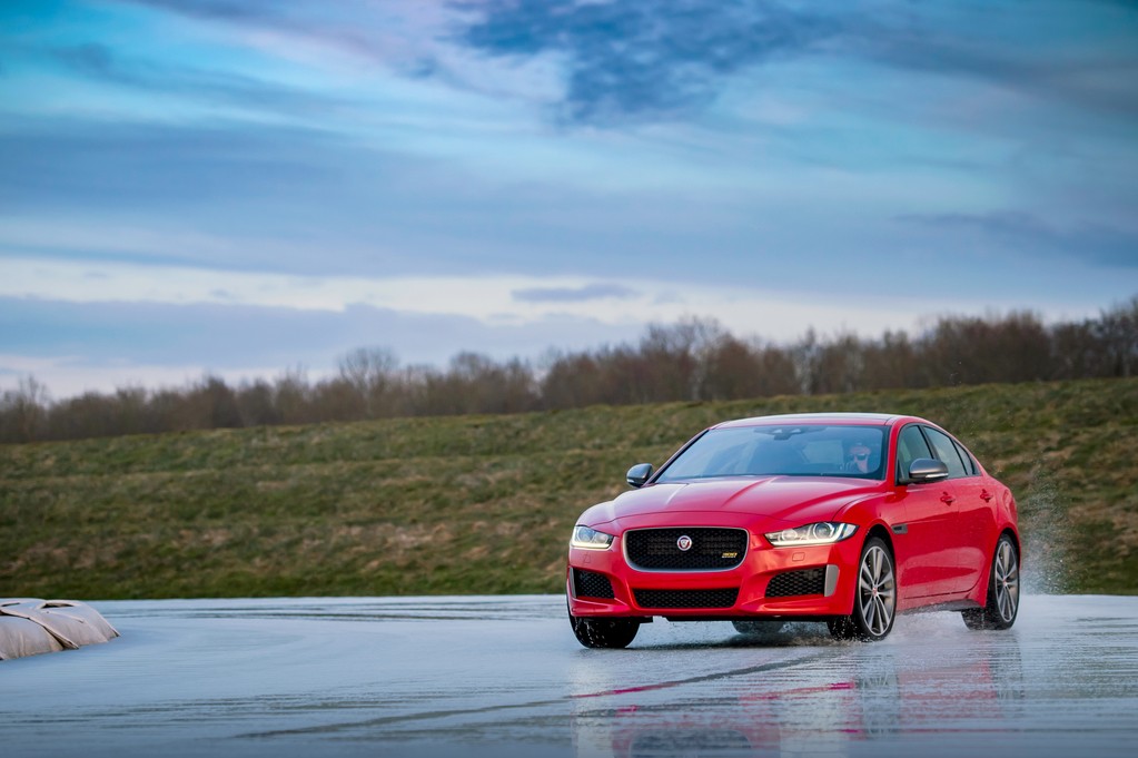 Jaguar Xe photo 17