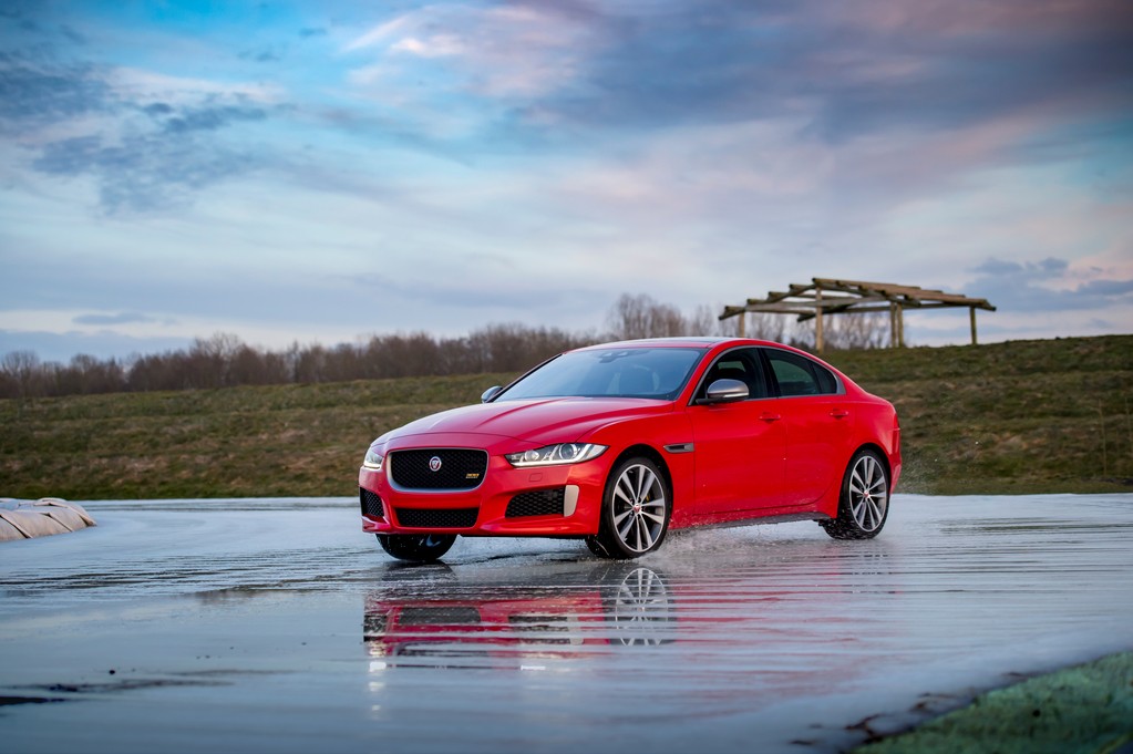 Jaguar Xe photo 18