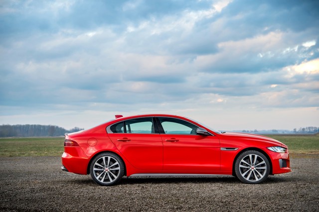 Jaguar Xe photo 3