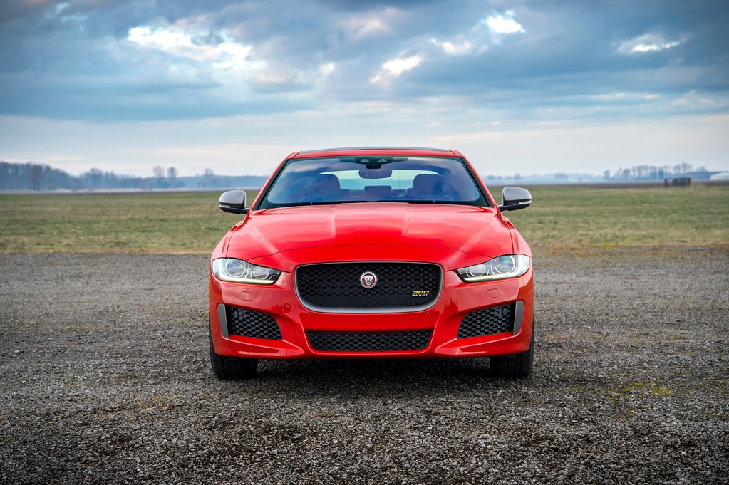 Jaguar Xe photo 4