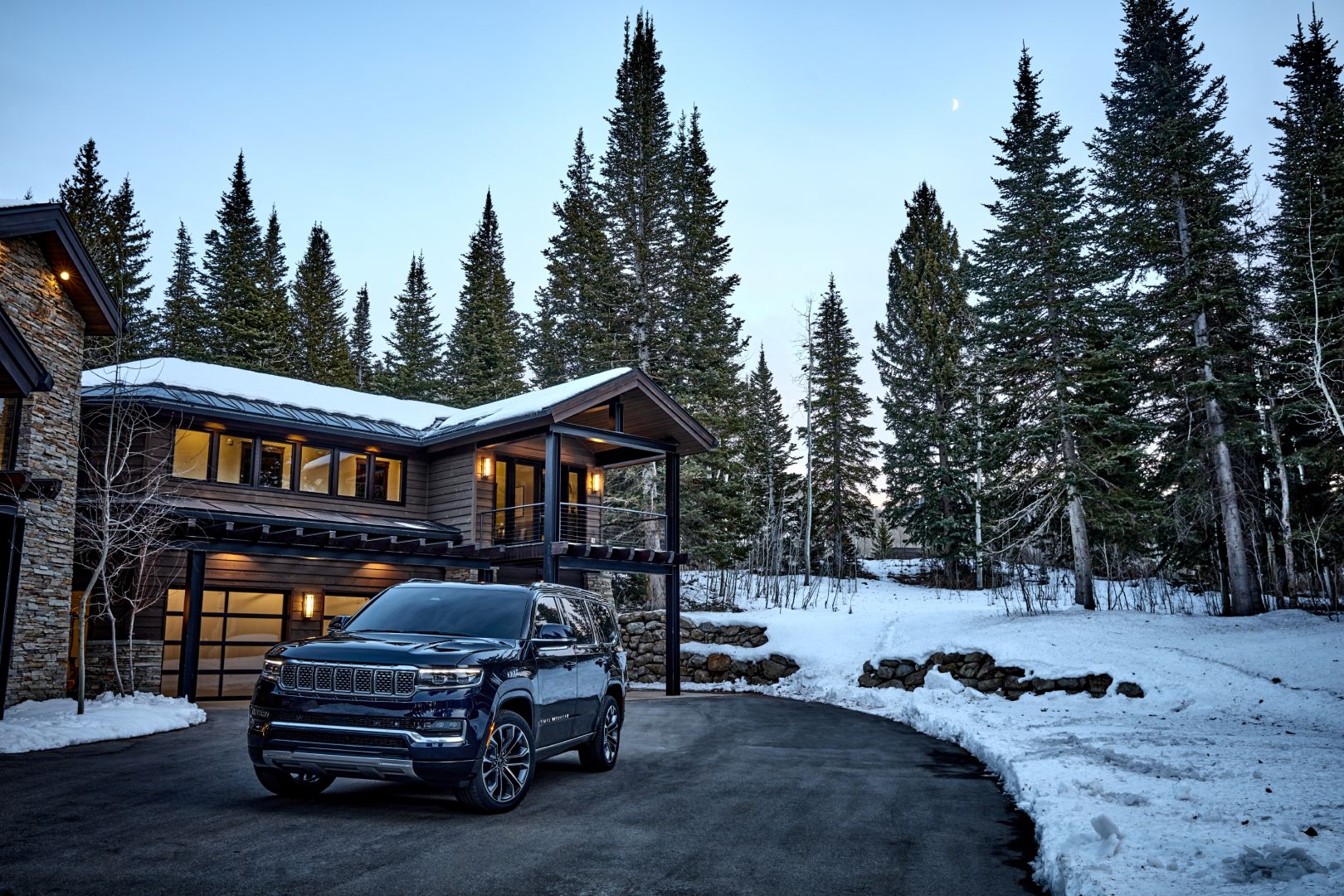 Jeep Wagoneer photo 3