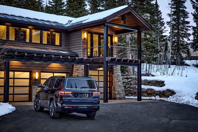 Jeep Wagoneer photo 4