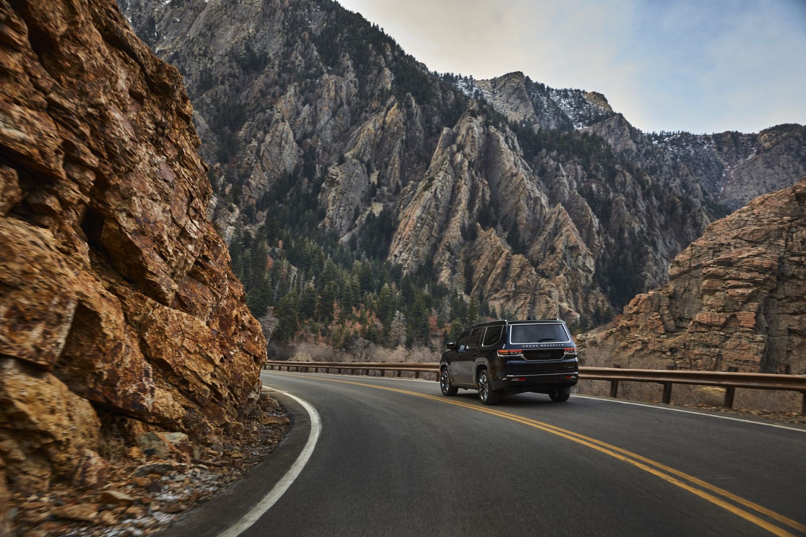 Jeep Wagoneer photo 8