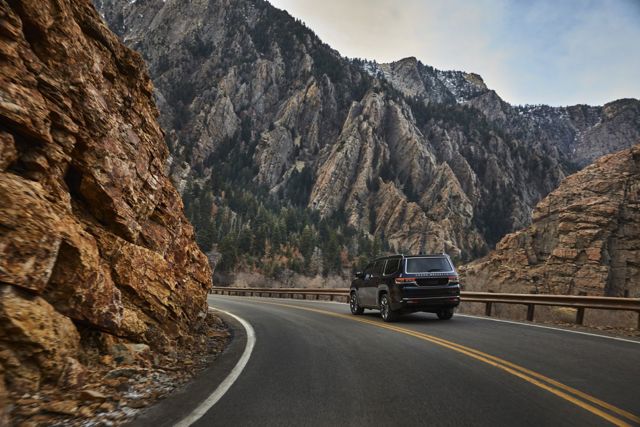 Jeep Wagoneer photo 8