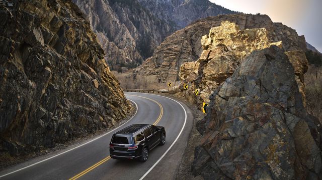 Jeep Wagoneer photo 9