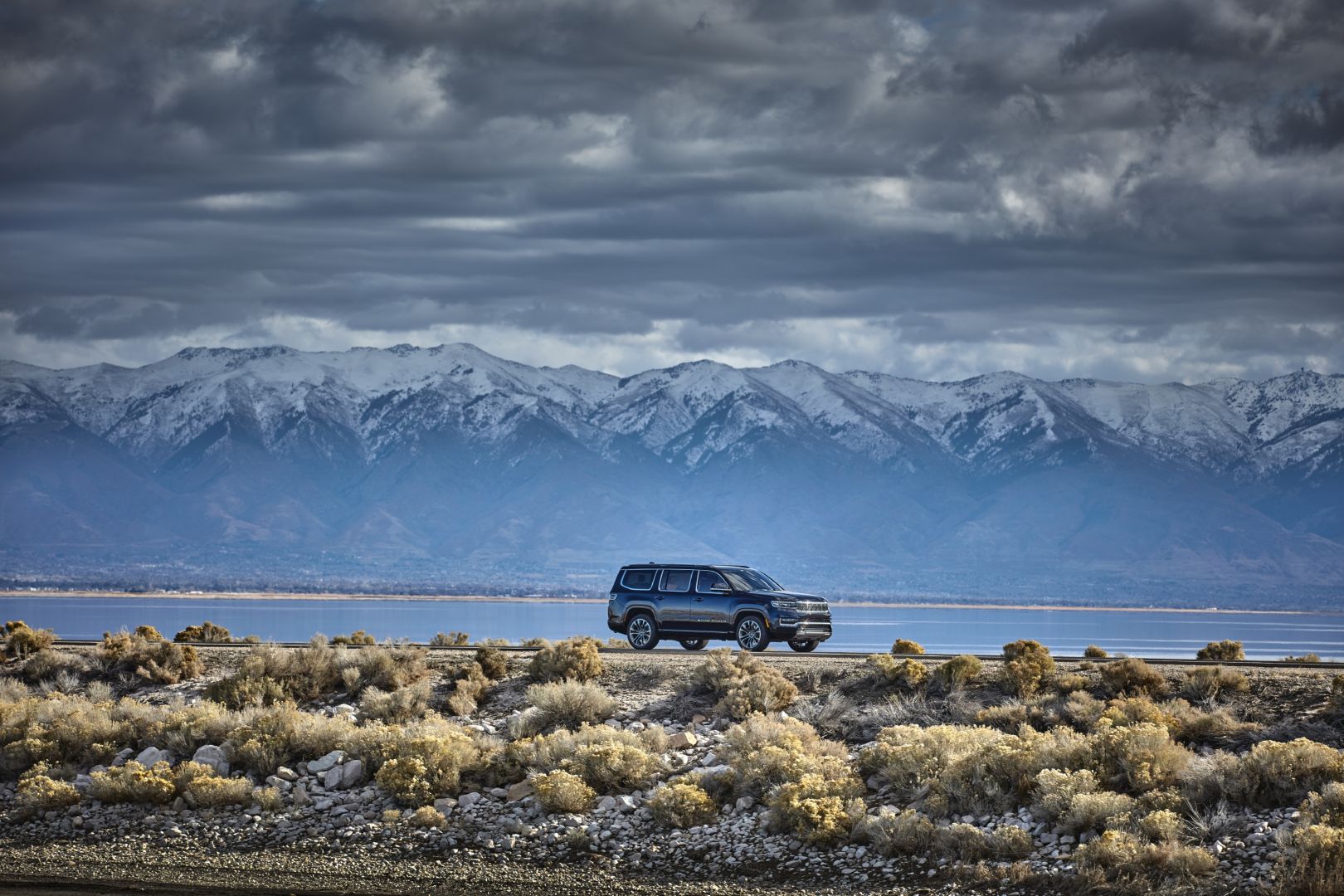 Jeep Wagoneer photo 10