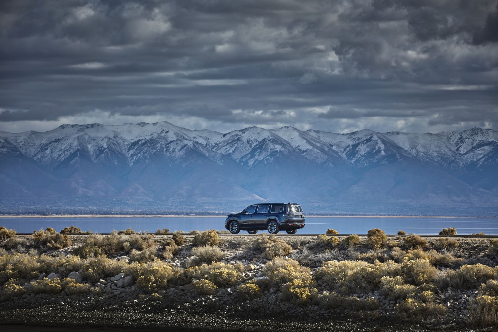 Jeep Wagoneer photo 11