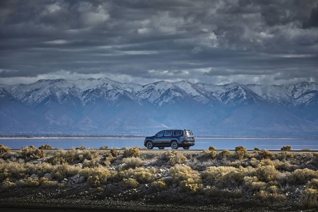 Jeep Wagoneer photo 11