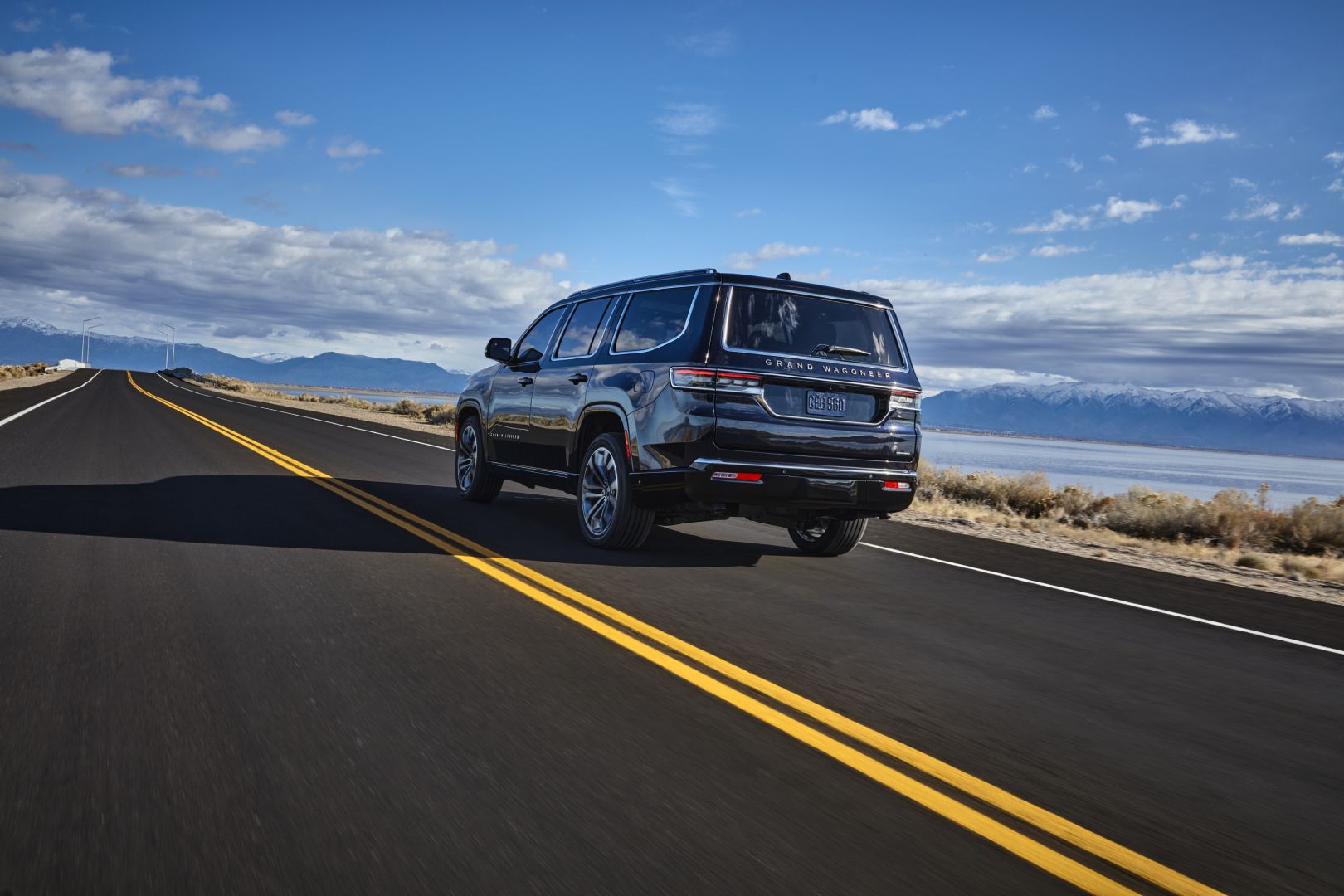 Jeep Wagoneer photo 16