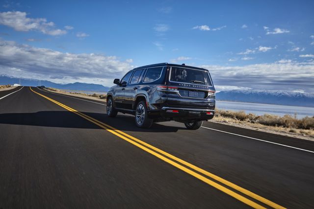Jeep Wagoneer photo 16