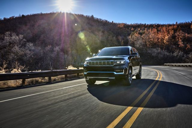 Jeep Wagoneer photo 17