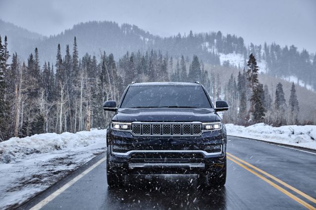 Jeep Wagoneer photo 21