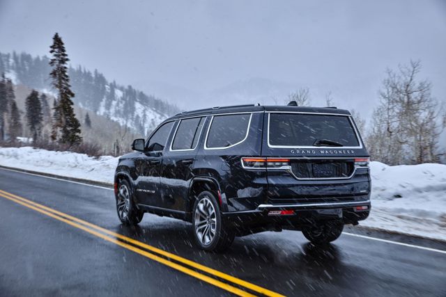 Jeep Wagoneer photo 22