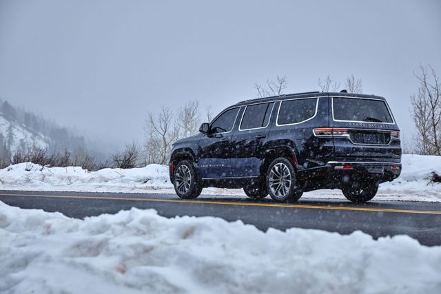 Jeep Wagoneer photo 23