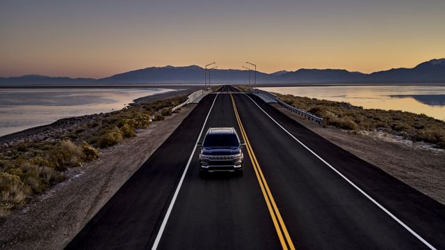 Jeep Wagoneer photo 24