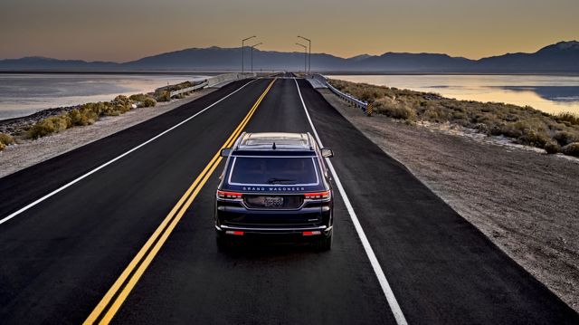 Jeep Wagoneer photo 25