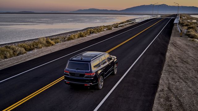 Jeep Wagoneer photo 26