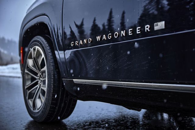 Jeep Wagoneer photo 28