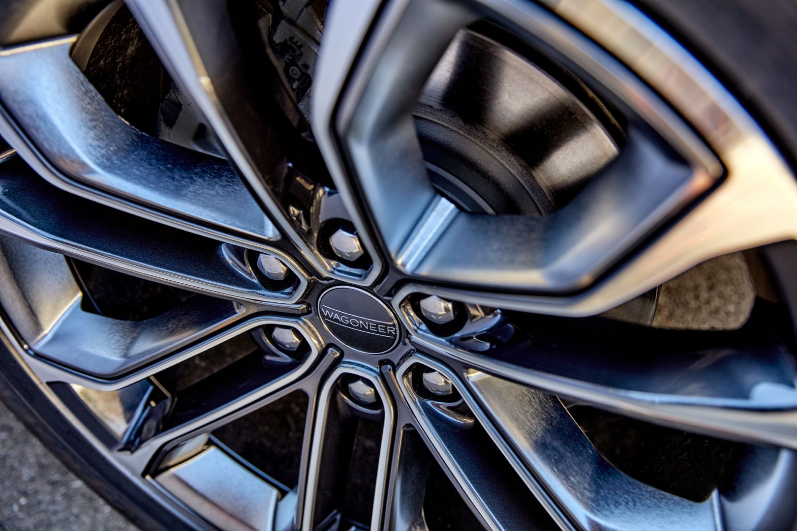 Jeep Wagoneer photo 29