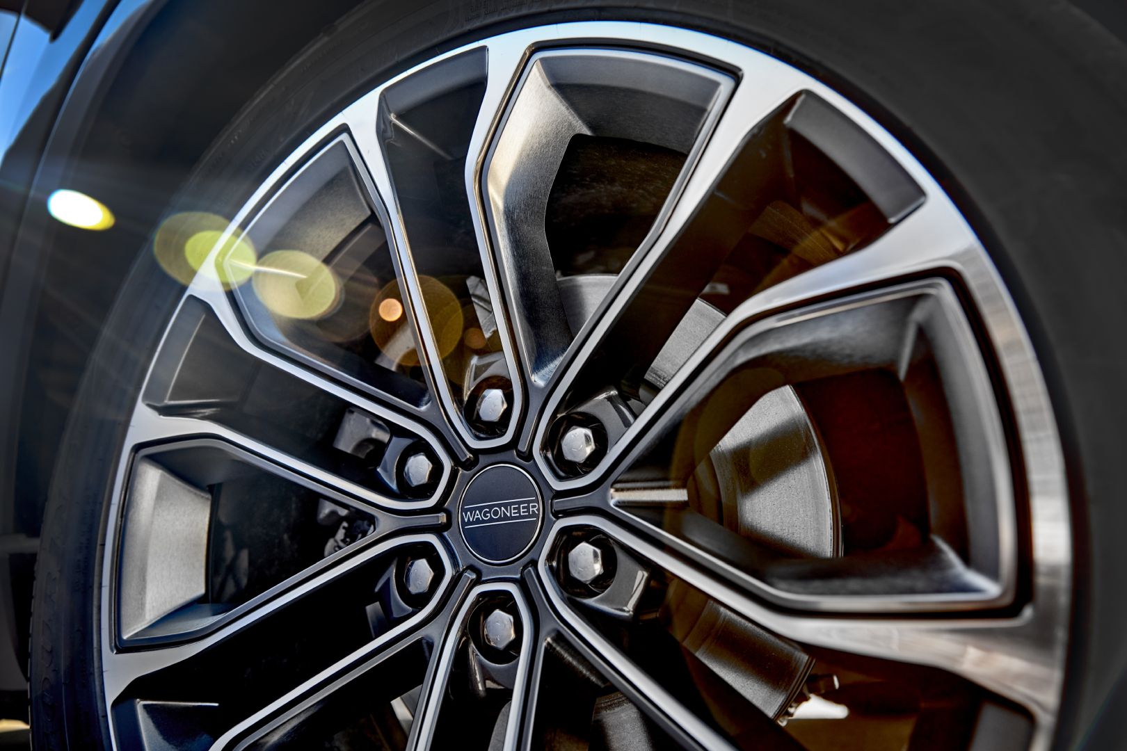 Jeep Wagoneer photo 30