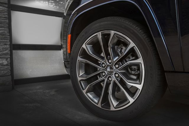 Jeep Wagoneer photo 31