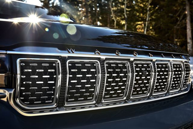 Jeep Wagoneer photo 32