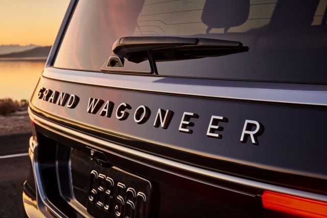 Jeep Wagoneer photo 34