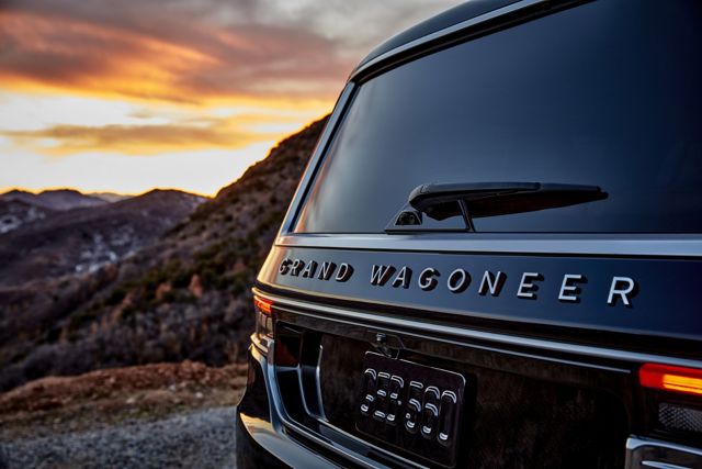 Jeep Wagoneer photo 35