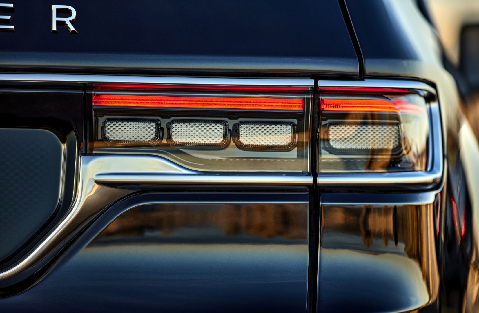 Jeep Wagoneer photo 36