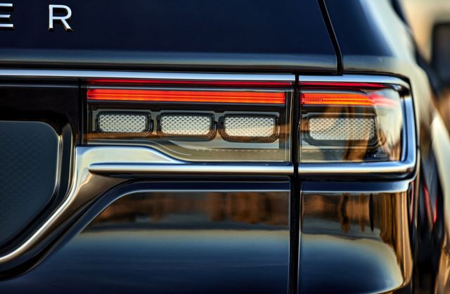 Jeep Wagoneer photo 36