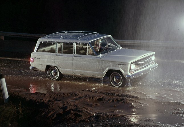 Jeep Wagoneer photo 12