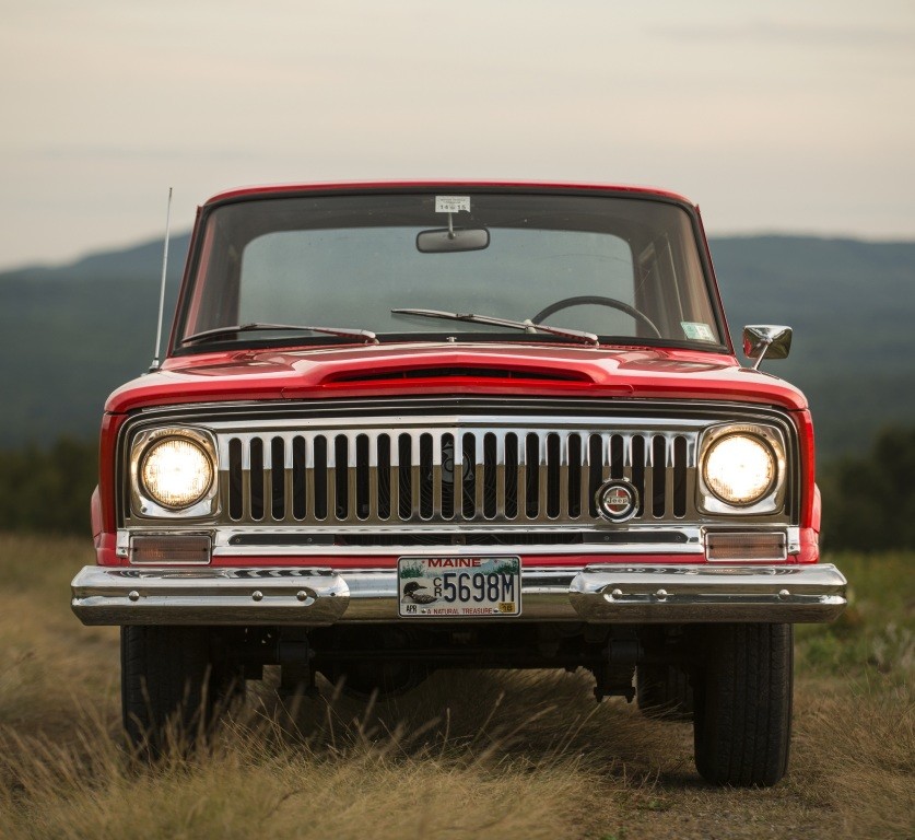 Jeep Wagoneer photo 14