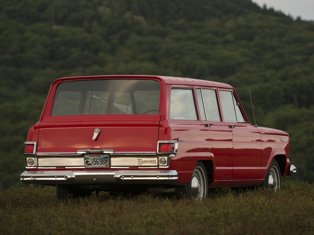 Jeep Wagoneer photo 17