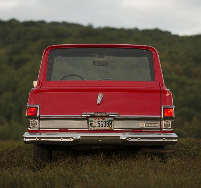 Jeep Wagoneer photo 18