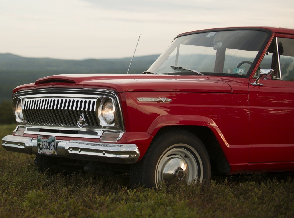 Jeep Wagoneer photo 21