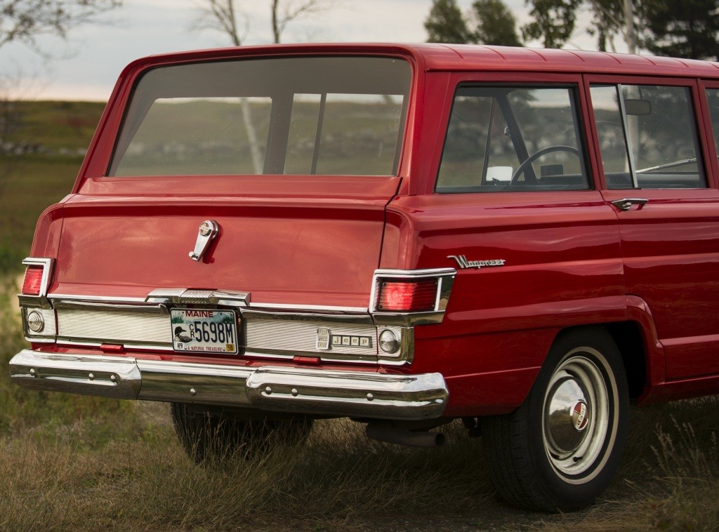 Jeep Wagoneer photo 23