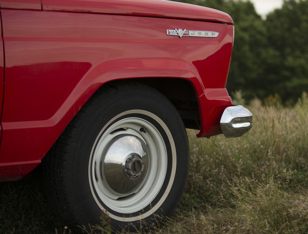 Jeep Wagoneer photo 24