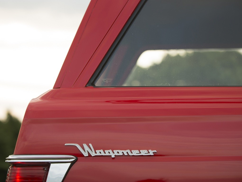 Jeep Wagoneer photo 25