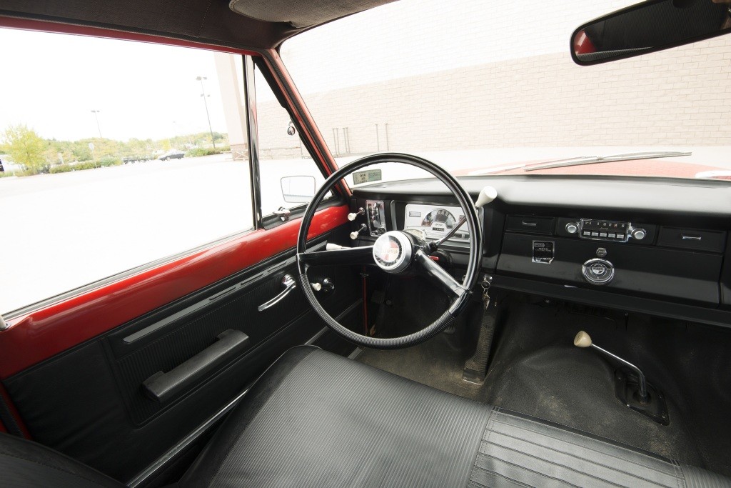 Jeep Wagoneer photo 26