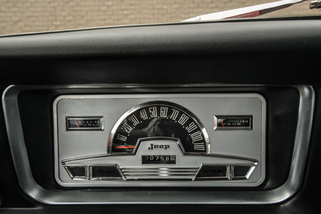 Jeep Wagoneer photo 28