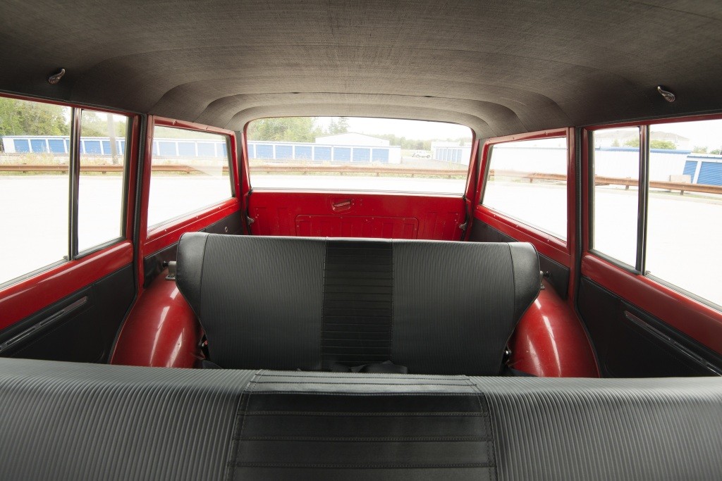 Jeep Wagoneer photo 29