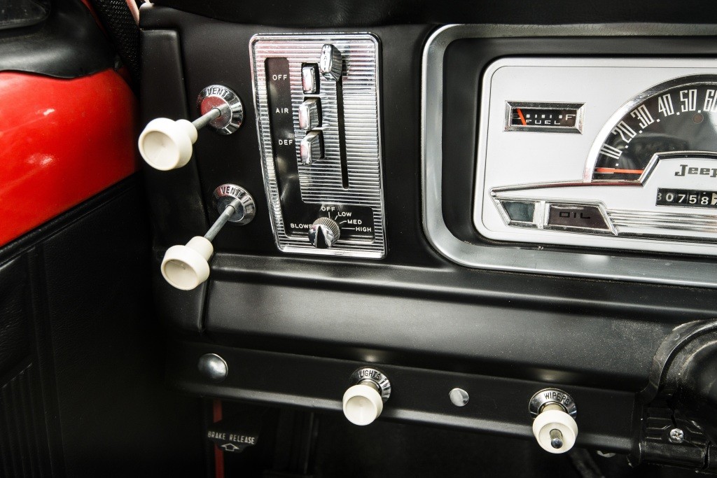 Jeep Wagoneer photo 30